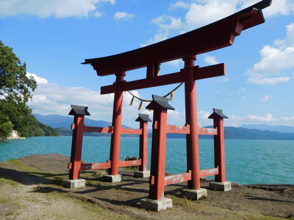 御座石神社的湖邊鳥居